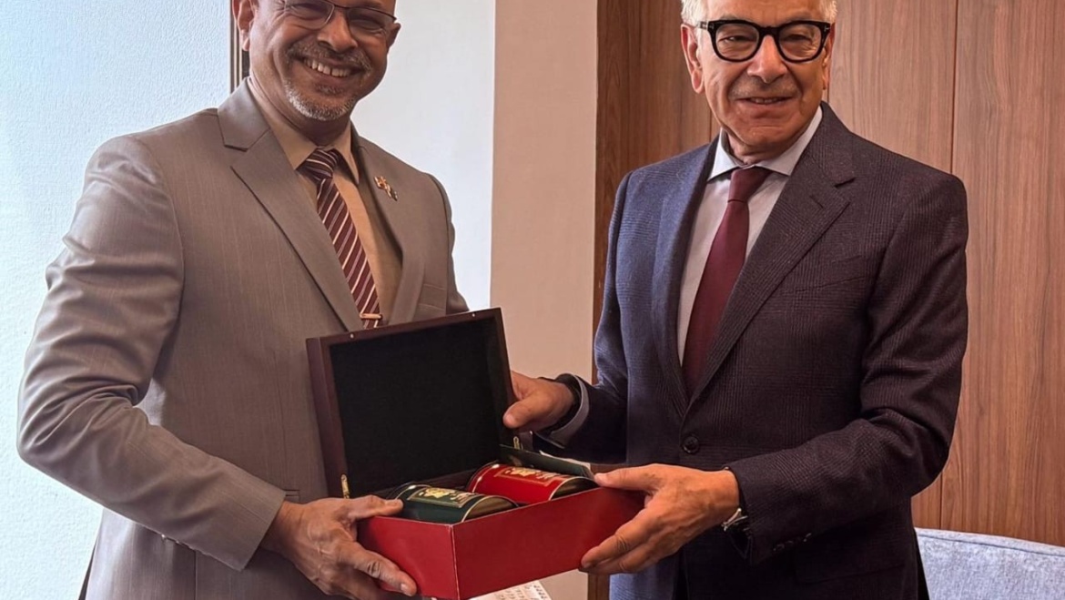 High Commissioner Meets with the Minister of Defence, Pakistan