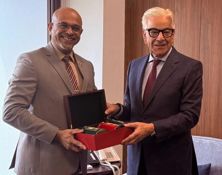 High Commissioner Meets with the Minister of Defence, Pakistan