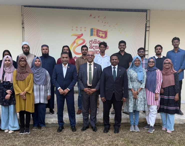 High Commissioner Meets Sri Lankan Students in Karachi